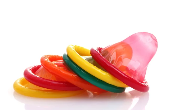 Barevné kondomy izolovaných na bílém — Stock fotografie