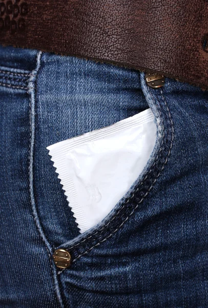 Préservatif dans la poche de jeans bleus — Photo