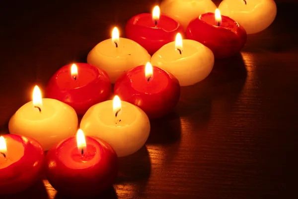 Hermosas velas y decoración en mesa de madera —  Fotos de Stock