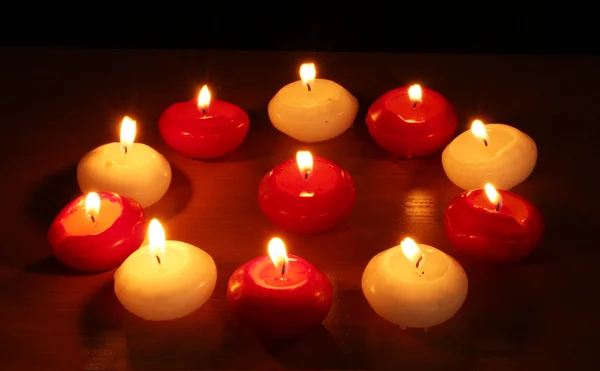 Krásné svíčky a výzdoba na dřevěný stůl — Stock fotografie