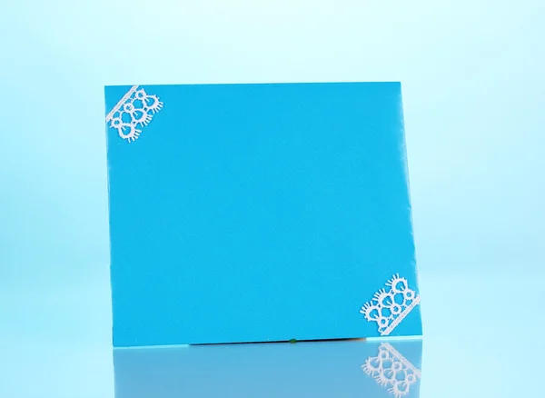 Envelope de cor no fundo azul — Fotografia de Stock