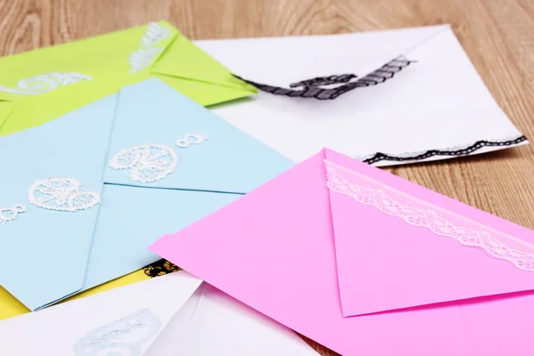 Група кольорових конвертів крупним планом на дерев'яному фоні — стокове фото