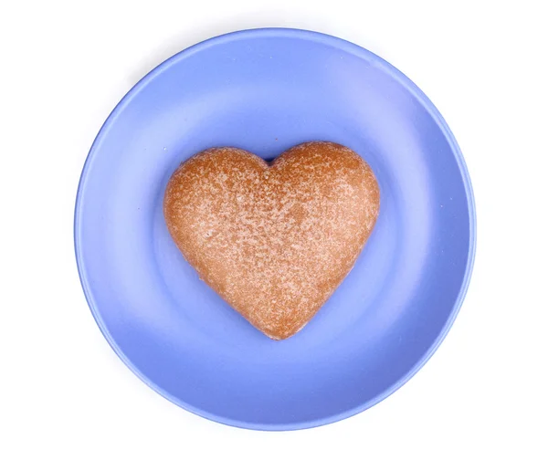 Herzförmiger Keks auf Untertasse isoliert auf weiß — Stockfoto