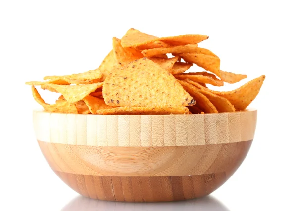 Вкусные картофельные чипсы в деревянной чаше, изолированные на белом — стоковое фото