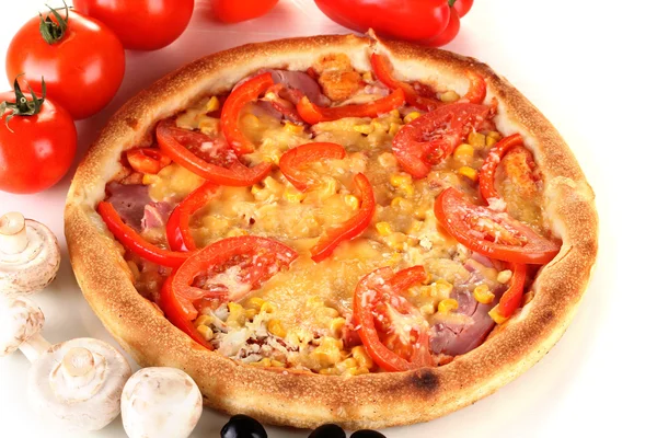 Pizza aromática con verduras y champiñones primer plano aislado en blanco — Foto de Stock