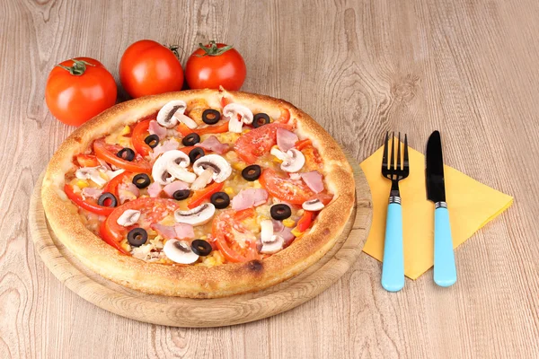 Aromatische pizza met groenten op houten achtergrond — Stockfoto