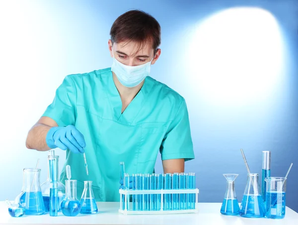 Scientifique en laboratoire travaillant avec des éprouvettes chimiques — Photo