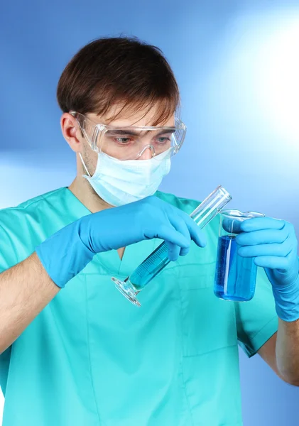 Científico en el laboratorio que trabaja con tubos de ensayo químicos —  Fotos de Stock