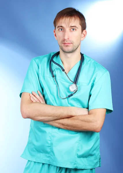 젊은 의사 남자 파란색 배경에 청진 기와 — 스톡 사진