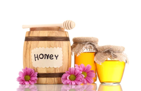 Miel dulce en barril y frascos con rociador aislado sobre blanco —  Fotos de Stock