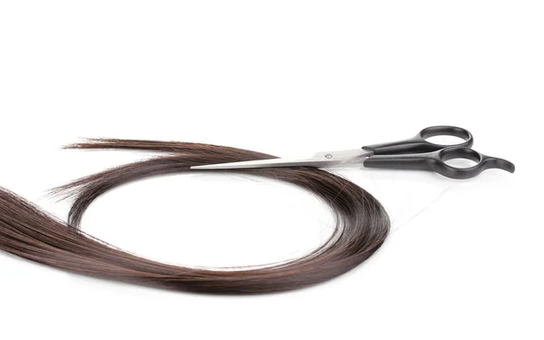 Shiny brown hair and hair cutting shears isolated on white — Stock Photo, Image