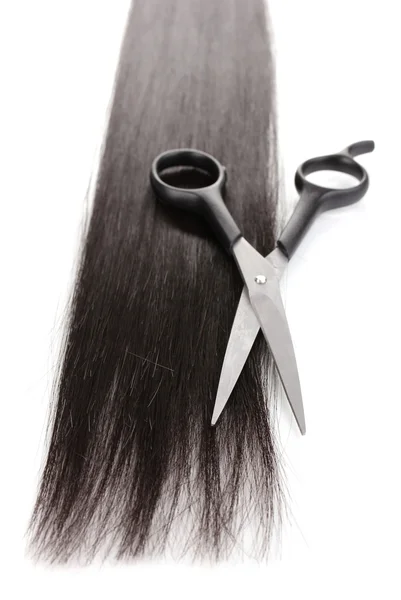 Cabelo castanho brilhante e tesouras de corte de cabelo isolado em branco — Fotografia de Stock