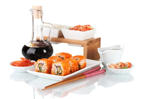 Delicioso sushi en el plato, palillos, salsa de soja, pescado y camarones aislados en blanco —  Fotos de Stock
