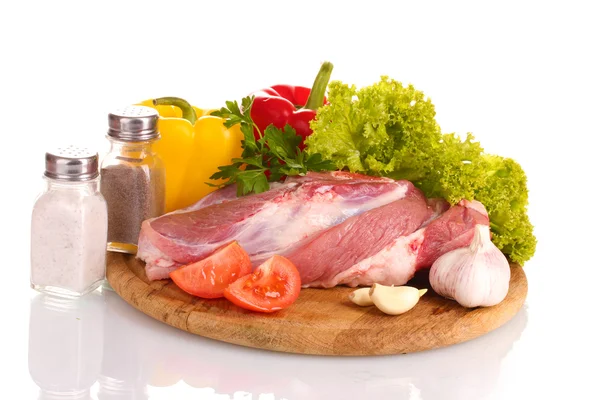 生肉、 蔬菜上一块木板上白衣孤立吗? — 图库照片