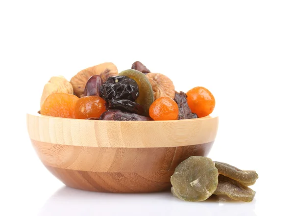 Frutas secas en cuenco de madera aislado en blanco — Foto de Stock