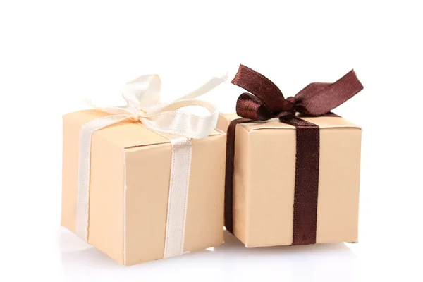 Bellissimi regali con archi isolati su bianco — Foto Stock