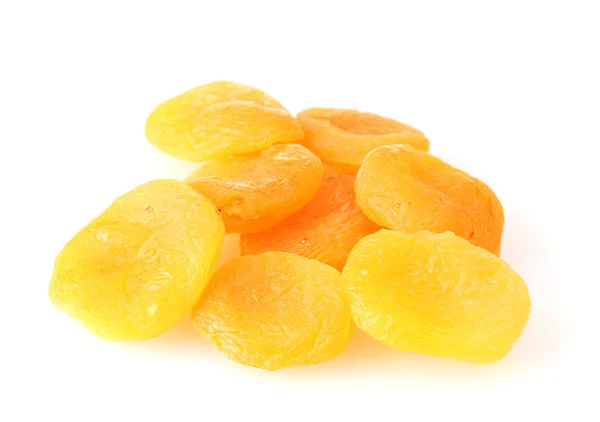 Läckra torkade aprikoser isolerad på vit — Stockfoto