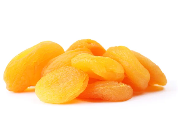 Смачні сушені абрикоси ізольовані на білому — стокове фото