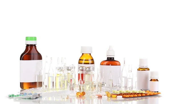 Frascos médicos con jeringa, ampollas y comprimidos médicos aislados en blanco — Foto de Stock