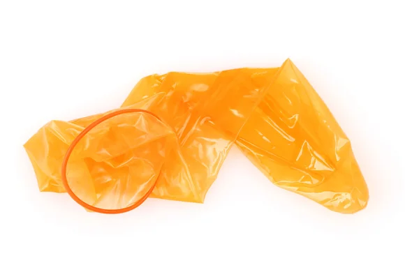 白で隔離されるオレンジ色のコンドーム — ストック写真