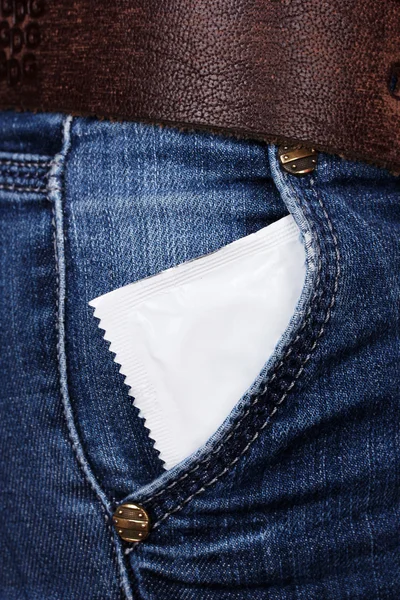 Preservativo no bolso de jeans azuis — Fotografia de Stock
