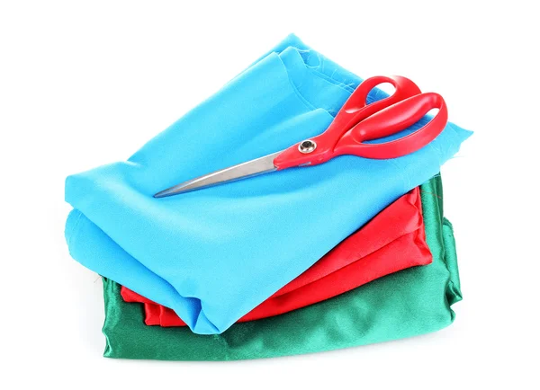 Ножницы на ткани изолированы на белом синем красном — стоковое фото