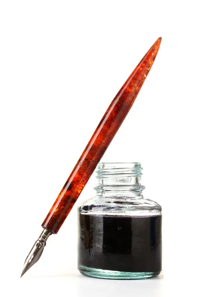 Caneta de tinta velha e frasco de tinta isolado em branco — Fotografia de Stock