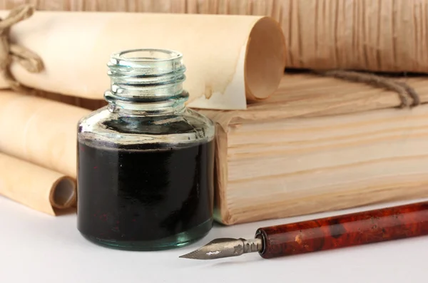 Eski kitaplar, tükenmez kalem ve mürekkep şişesi üzerinde beyaz izole — Stok fotoğraf