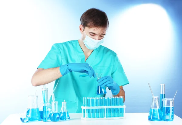 科学家在实验室里用化学品测试管工作 — 图库照片