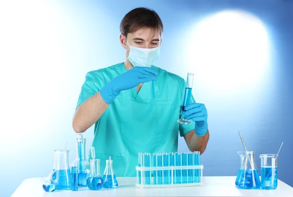 Cientista no laboratório que trabalha com produtos químicos tubos de ensaio — Fotografia de Stock