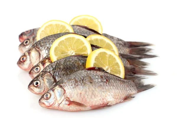 Свежие рыбы с лимоном изолированы на белом — стоковое фото
