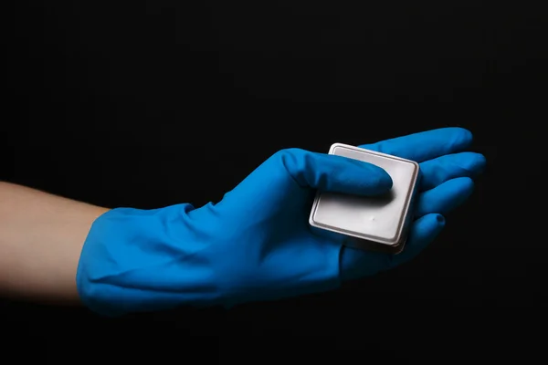 손에 블랙에 고립 된 우라늄 — 스톡 사진