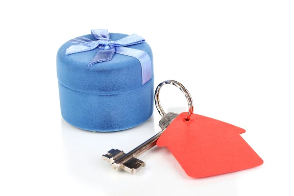 Ключ с домашним шармом и коробка изолированы на белом — стоковое фото