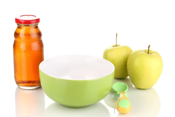 Дитяча тарілка та ложка з яблуком та соком ізольовані на білому — стокове фото