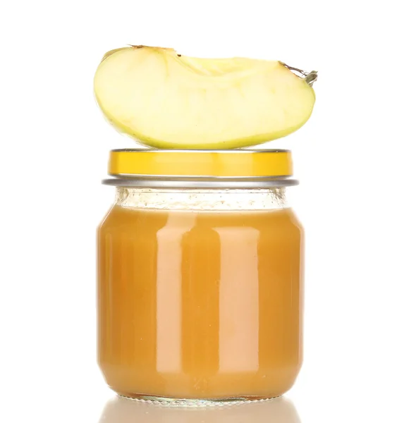 白で隔離される apple と赤ちゃんのピューレの jar ファイル — ストック写真