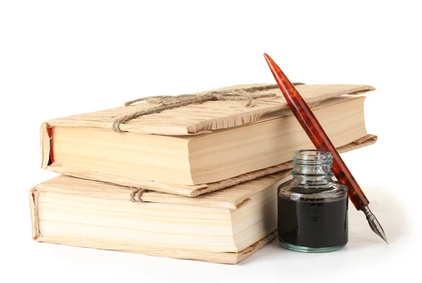 Eski kitaplar, tükenmez kalem ve mürekkep şişesi üzerinde beyaz izole - Stok İmaj