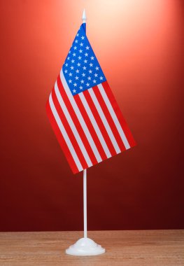 Amerikan bayrağı üzerinde kırmızı zemin üzerine ahşap masa standı
