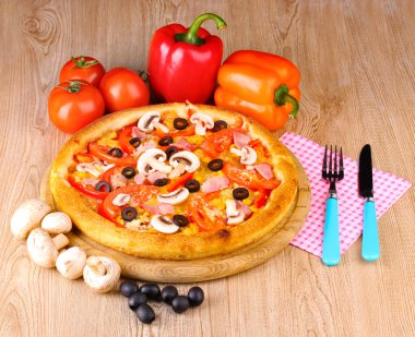 sebze ve mantar ahşap arka plan aromatik pizza