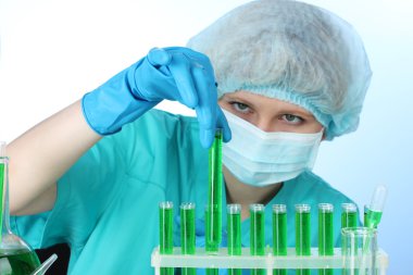 Kimya laboratuarında çalışan genç kadın bilim