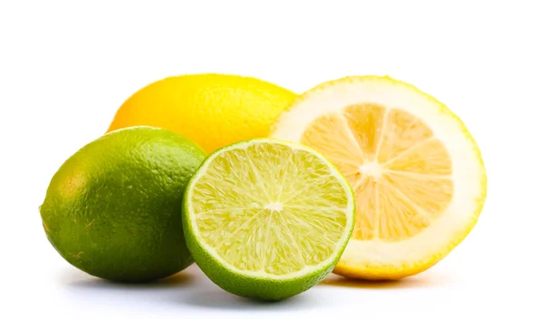 Limonki i cytryny na białym tle — Zdjęcie stockowe