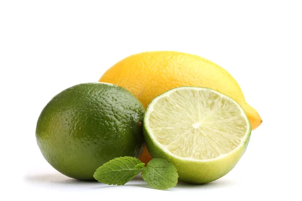 Frische Limette und Zitrone mit Minze isoliert auf weiß — Stockfoto