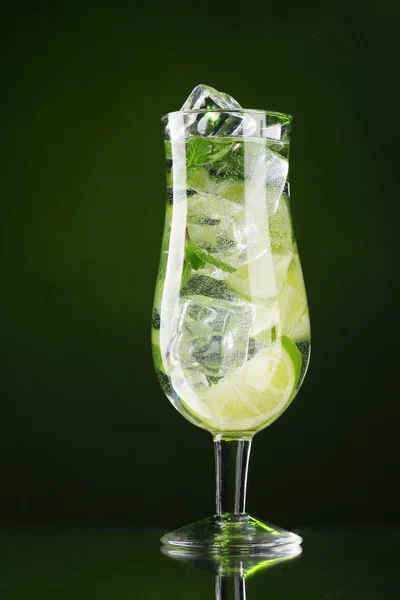 Vaso de cóctel con lima y menta sobre fondo verde —  Fotos de Stock