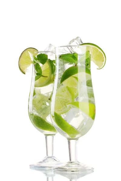 Cocktailgläser mit Limette und Minze isoliert auf weiß — Stockfoto