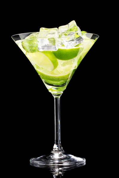 Glas cocktail med lime och mynta på svart bakgrund — Stockfoto