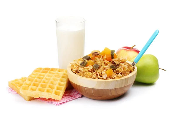 Flocos de milho saborosos em tigela de madeira, maçãs e vidro de leite isolado em branco — Fotografia de Stock