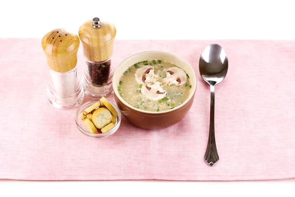 Sopa saborosa na toalha de mesa rosa — Fotografia de Stock