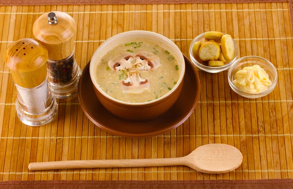 Sopa saborosa no tapete de madeira — Fotografia de Stock