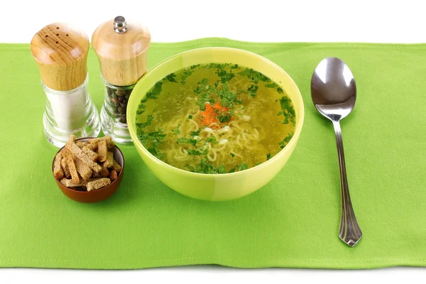 Lezzetli tavuk suyu üzerinde yeşil masa örtüsü noodles ile — Stok fotoğraf