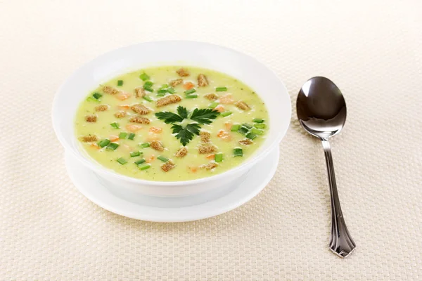 Üzerinde bej masa örtüsü üzerinde beyaz izole lezzetli çorba — Stok fotoğraf