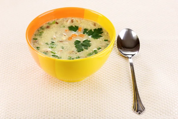 베이지색 식탁보에 맛 있는 수프 — 스톡 사진